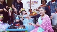 Rayakan ulang tahun putranya yang bernama Luke, Pinkan tampil manis dengan tema pesta ulang tahun di halaman rumah dengan aneka cake. Foto: Instagram Pinkan Mambo