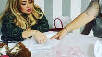 Disela-sela kesibukannya mengurus keluarga hingga usaha makanan rumahan, Pinkan juga masih aktif bernyanyi untuk acara off-air. Foto: Instagram Pinkan Mambo