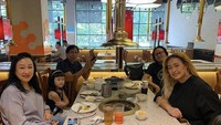 Lewat Instagramnya, hampir semua momen-momennya selalu dipenuhi oleh anak-anaknya dan keluarganya. Seperti momen makan bareng di restoran ini.  Foto: Instagram Pinkan Mambo