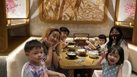 Penyanyi 42 tahun ini beberapa tahun terakhir memang lebih sibuk menjalani perannya sebagai ibu rumah tangga sekaligus bisnis usaha masakan rumahannya. Foto: Instagram Pinkan Mambo
