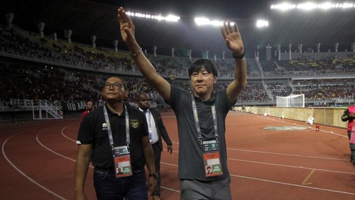 Pelatih Indonesia Shin Tae-yong (kanan) menyapa para suporter usai tim Indonesia menang melawan tim Vietnam pada pertandingan babak kualifikasi Piala Asia U-20 2023 Grup F di Stadion Gelora Bung Tomo, Surabaya, Jawa Timur, Minggu (18/9/2022). Indonesia menang melawan Vietnam dengan skor akhir 3-2. ANTARA FOTO/Moch Asim/nz