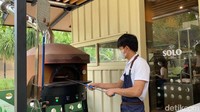 Pizza dipanggang sekitar 70-90 detik saja dalam suhu sekitar 500 derajat Celsius. Proses ini dibarengi membolak-balik pizza agar tak gosong.