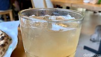Kalau mau yang segar, bisa coba Yuzu Lychee Tea (Rp 50.000). Minuman ini terasa sedikit asam dan manis dengan sentuhan rasa lychee yang tipis.