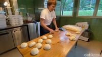 Mengenai adonannya, pizza di sini dibuat dengan tepung terigu jenis 00 yang mengandung 11-12% protein. Untuk raginya memakai sourdough yang difermentasi minimal 10 hari.