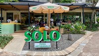 Solo Pizza Artigianale mengusung konsep artisan, sesuai arti nama Artigianale dalam bahasa Italia. Semua pizza dibuat fresh dengan bahan-bahan lokal dan alami.
