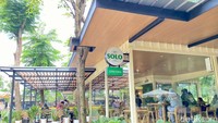 Bangunan restoran ini begitu asri dengan konsep seperti rumah kaca. Di sekitarnya dikelilingi pepohonan dan tumbuhan hijau.