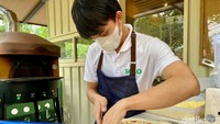Menerapkan teknik masak pizza Italia, di sini semua pizza dibuat dengan topping bahan segar. Solo Pizza Artigianale fokus pada pescatarian yaitu bahan ikan dan seafood saja, juga aneka sayur musiman.