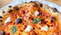 Pizza Margherita (Rp 100.000) dari kategori Neapolitan Style Pizza diberi olesan puree tomat, keju, dan basil. Kejunya ada 3 jenis yaitu mozzarella, parmesan, dan bocconcini yang merupakan bola keju mozzarella.