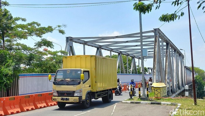 Suasana arus lalu lintas di Jembatan Jurug, Solo, Senin (19/9/2022).