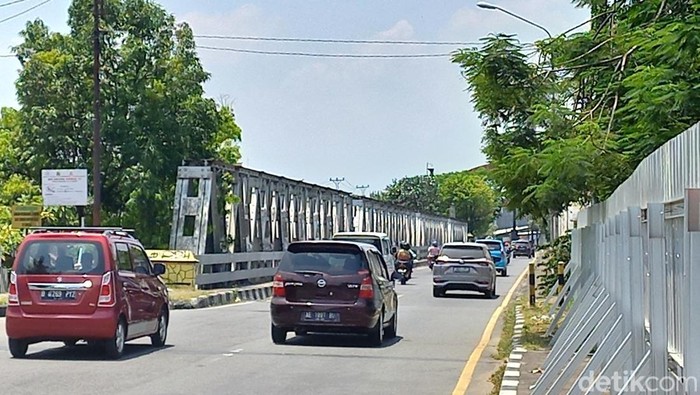 Suasana arus lalu lintas di Jembatan Jurug, Solo, Senin (19/9/2022).