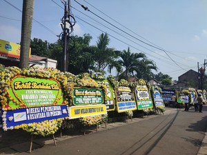 Karangan Bunga Berjejer di Sekitar Rumah Duka Anak Jamintel Kejagung