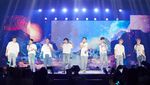 Potret Super Junior Bikin Jakarta Penuh Cahaya Biru