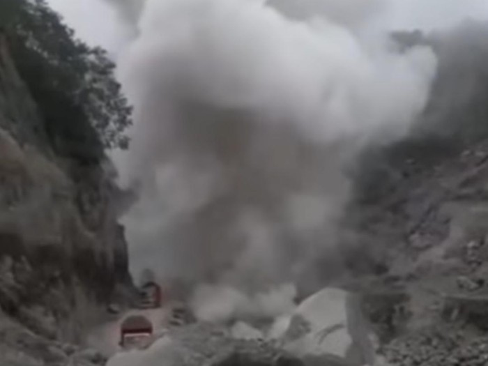 Tangkapan layar dari video yang menampilkan sebuah batu besar menggelinding di aliran Kali Gendol, Sabtu (17/9/2022).