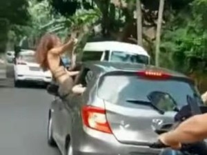 Bahaya! Bule Ugal-ugalan di Jalanan, Joget di Jendela Mobil
