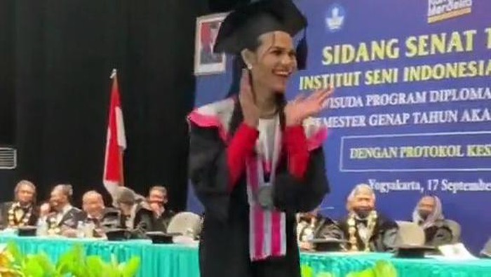 Tangkapan layar video viral Twitter tentang wisuda ISI Jogja.