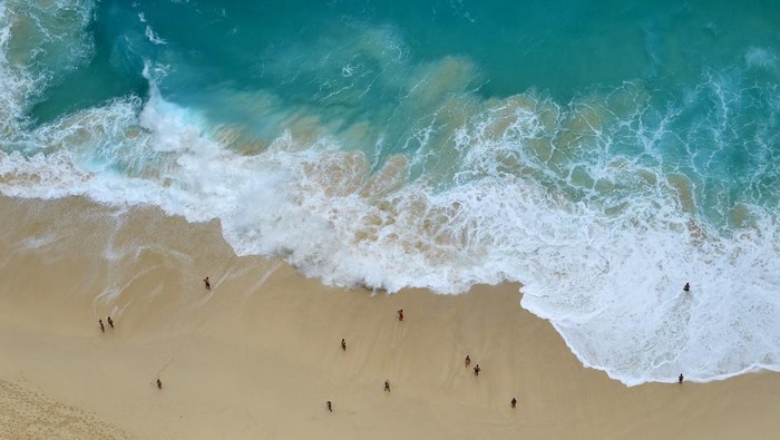 Tarif Penyebrangan Naik, Nusa Penida Masih Diserbu Wisatawan Foto udara wisatawan mengunjungi Broken Beach, Nusa Penida, Klungkung, Bali, Sabtu (17/9/2022). Kunjungan wisatawan ke Nusa Penida yang merupakan salah satu destinasi pariwisata unggulan di Bali itu saat ini terus meningkat dengan rata-rata kunjungan 2.000 hingga 3.000 orang wisatawan per hari. ANTARA FOTO/Fikri Yusuf/aww.
