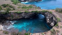 Foto udara wisatawan mengunjungi Broken Beach, Nusa Penida, Klungkung, Bali, Sabtu (17/9/2022). (Antara Foto/Fikri Yusuf)  
