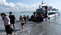Padahal kenaikan bahan bakar minyak (BBM) berimbas pada tarif tiket penyeberangan dari Pelabuhan Sanur, Denpasar menuju Nusa Penida, Klungkung yang mengalami kenaikan sejak Rabu (7/9) yaitu dari Rp 75.000 menjadi Rp 100.000 per orang untuk penumpang domestik dan untuk wisatawan mancanegara dari Rp 150.000 menjadi Rp 200.000 per orang. (Antara Foto/Nyoman Hendra Wibowo)  