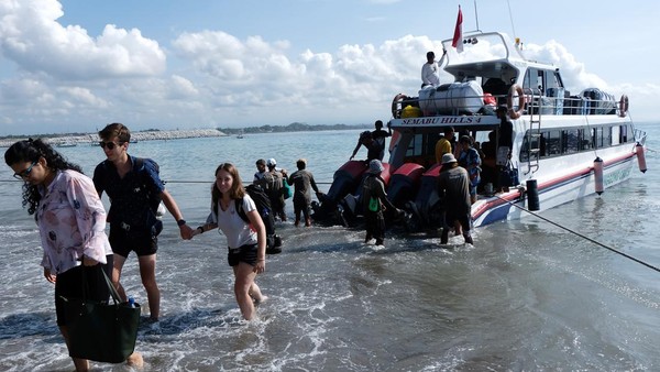 Padahal kenaikan bahan bakar minyak (BBM) berimbas pada tarif tiket penyeberangan dari Pelabuhan Sanur, Denpasar menuju Nusa Penida, Klungkung yang mengalami kenaikan sejak Rabu (7/9) yaitu dari Rp 75.000 menjadi Rp 100.000 per orang untuk penumpang domestik dan untuk wisatawan mancanegara dari Rp 150.000 menjadi Rp 200.000 per orang. (Antara Foto/Nyoman Hendra Wibowo) Â Padahal kenaikan bahan bakar minyak (BBM) berimbas pada tarif tiket penyeberangan dari Pelabuhan Sanur, Denpasar menuju Nusa Penida, Klungkung yang mengalami kenaikan sejak Rabu (7/9) yaitu dari Rp 75.000 menjadi Rp 100.000 per orang untuk penumpang domestik dan untuk wisatawan mancanegara dari Rp 150.000 menjadi Rp 200.000 per orang. (Antara Foto/Nyoman Hendra Wibowo) Â