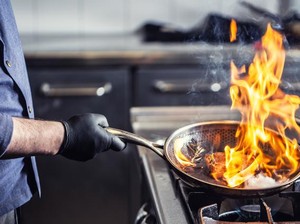 Pandangan Islam Soal Teknik Flambe yang Pakai Alkohol untuk Hasilkan Api