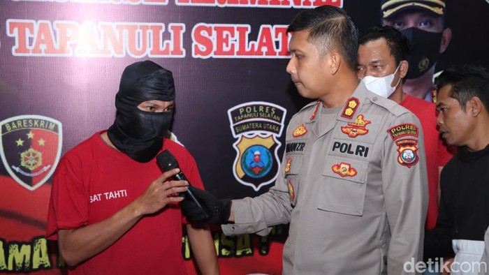 Tersangka AZ saat diinterogasi polisi.