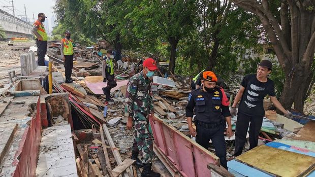 Tim pengamanan KAI Daop 1 Jakarta terus patroli dan pengamanan aset di kawasan Gunung Antang, Jaktim. (dok KAI Daop 1 Jakarta)