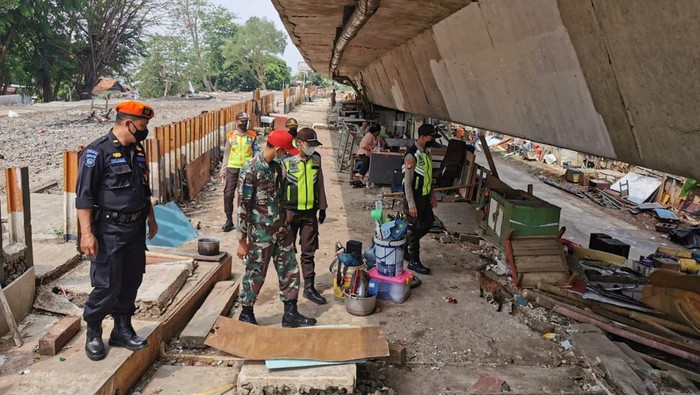 Tim pengamanan KAI Daop 1 Jakarta terus patroli dan pengamanan aset di kawasan Gunung Antang, Jaktim. (dok KAI Daop 1 Jakarta)