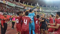 Skuad Timnas Indonesia U-19 mengangkat Pelatih Shin Tae-yong/Foto: Deny Prastyo Utomo/detikJatim