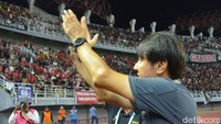 Pelatih Shin Tae-yong tepuk tangan/Foto: Deny Prastyo Utomo/detikJatim