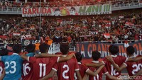 Timnas Indonesia U-19 berdiri dan menghadap suporter/Foto: Deny Prastyo Utomo/detikJatim