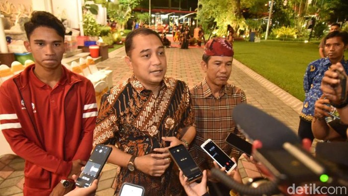 Wali Kota Surabaya Eri Cahyadi mengundang skuad Timnas Indonesia U-19 makan malam. Acara digelar di rumah dinas wali kota, Jalan Sedap Malam Surabaya.