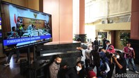 Wartawan menyaksikan sidang banding pemecatan Irjen Ferdy Sambo secara virtual.