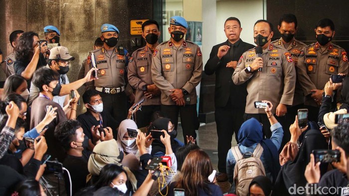 Tok! Majelis Tolak Banding Pemecatan Ferdy Sambo Majelis sidang banding etik memutuskan menolak permohonan banding pemecatan Irjen Ferdy Sambo. Artinya, Ferdy Sambo tetap dipecat dari Polri.