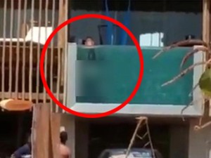 Terpopuler: Turis Kepergok Skidipapap di Kolam Renang Transparan