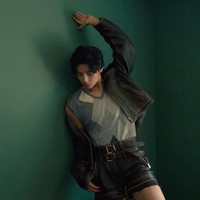 Gaya vintage V BTS semakin sempurna dengan kemewahan kalung dan cincin emas putih dari koleksi ‘Panda de Cartier’. Foto: dok. Vogue Korea