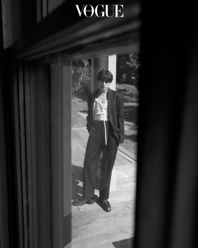 Penampilan V BTS satu ini menjadi salah satu dari enam cover Vogue Korea edisi spesialnya. Sebelumnya penggemar dibuat salah fokus dengan anting-anting panjang yang dikenakan V BTS dan kalung bergambar macan kumbang dari Cartier. Foto: dok. Vogue Korea