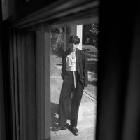 Penampilan V BTS satu ini menjadi salah satu dari enam cover Vogue Korea edisi spesialnya. Sebelumnya penggemar dibuat salah fokus dengan anting-anting panjang yang dikenakan V BTS dan kalung bergambar macan kumbang dari Cartier. Foto: dok. Vogue Korea