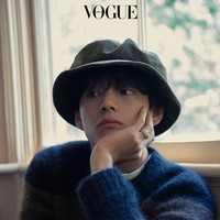 Bikin gemas, ada pose close up V BTS menopang dagu memakai topi dari Kaori. Idol KPop yang digosipkan pacaran dengan Jennie BLACKPINK itu memakai baju rajutan garis-garis rancangan Raf Simons dan kaos putih. Kali ini dia memakai koleksi cincin emas yang terlihat stand out dari Cartier. Foto: dok. Vogue Korea
