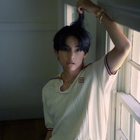 Siapa yang tidak meleleh usai melihat pesona V BTS memakai kemeja rajut putih Miu Miu. V BTS berpose centil memainkan rambutnya terlihat memakai gelang dan jam tangan dari koleksi ‘Panda de Cartier’. Foto: dok. Vogue Korea