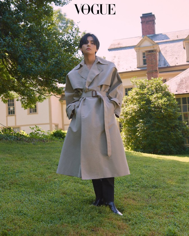 Fotonya satu ini tak kalah bikin meleyot. Dengan pemandangan rumah elit New York, V BTS berpose memakai trench coat, celana, dan sepatu boots Alexander McQueen. Foto: dok. Vogue Korea