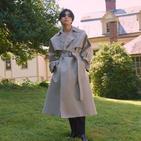 Fotonya satu ini tak kalah bikin meleyot. Dengan pemandangan rumah elit New York, V BTS berpose memakai trench coat, celana, dan sepatu boots Alexander McQueen. Foto: dok. Vogue Korea