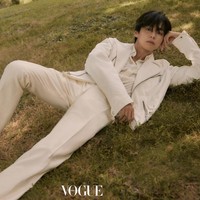 Berpose santai di atas rumput. V BTS terlihat tampan bak prince charming dalam balutan kemeja, biker jacket, dan celana putih keluaran Ralph Lauren Purple Label. Sepatu kulitnya yang memiliki desain klasik dan timeless juga koleksi brand tersebut. Foto: dok. Vogue Korea