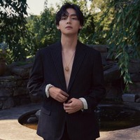 V BTS tampil dengan gaya klasik bak pria kantoran. Namun secara bersamaan juga terlihat seksi memakai setelan jas garis-garis Ralph Lauren Purple Label tanpa dalaman. Sentuhan kalung emas Cartier menyempurnakan penampilannya. Foto: dok. Vogue Korea