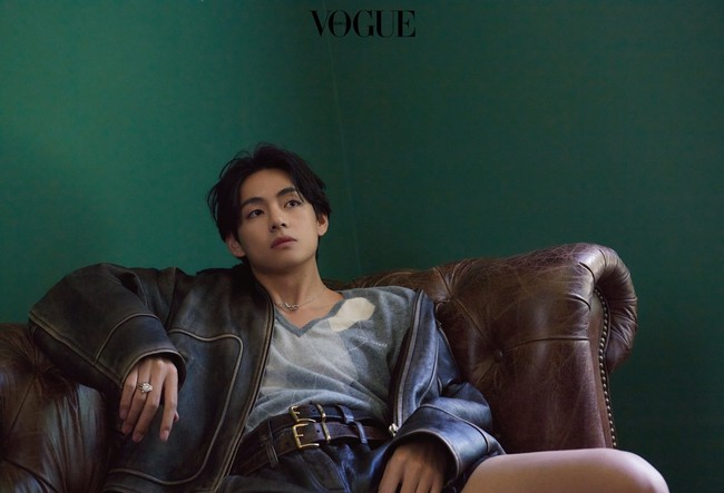 Penggemar telah menunggu-nunggu hasil pemotretan V BTS dengan Vogue Korea yang dirilis hari ini, Senin (19/9/2022). Dalam foto pertama, V BTS terlihat seksi memakai busana koleksi Miu Miu Fall Winter 2022. Dari jaket kulit oversized, celana kulit pendek yang senada, dan atasan rajut biru bermotif argyle yang dikenakannya. Foto: dok. Vogue Korea