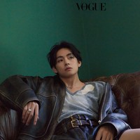 Penggemar telah menunggu-nunggu hasil pemotretan V BTS dengan Vogue Korea yang dirilis hari ini, Senin (19/9/2022). Dalam foto pertama, V BTS terlihat seksi memakai busana koleksi Miu Miu Fall Winter 2022. Dari jaket kulit oversized, celana kulit pendek yang senada, dan atasan rajut biru bermotif argyle yang dikenakannya. Foto: dok. Vogue Korea