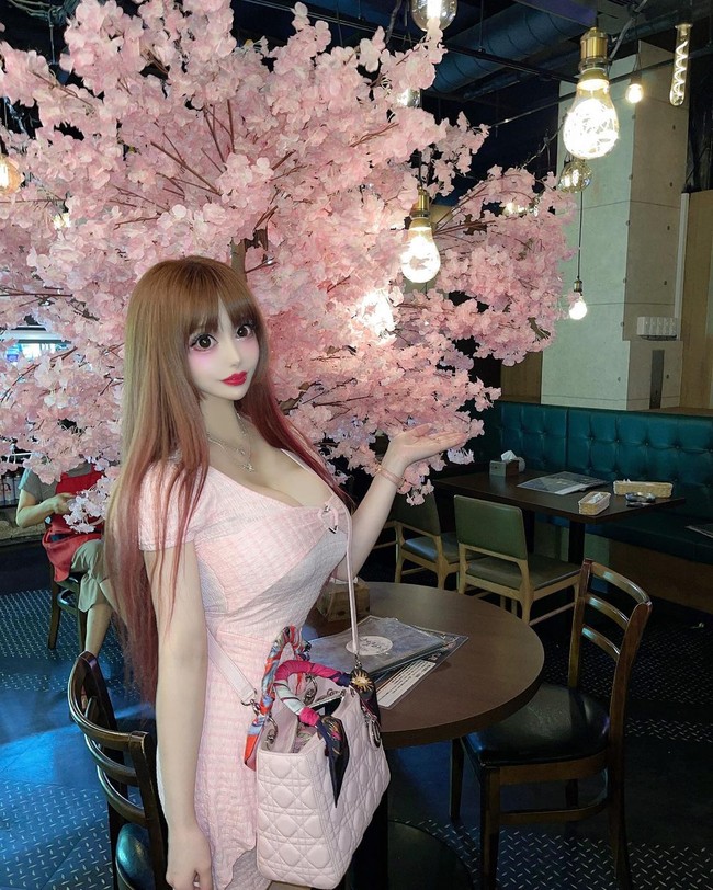 Sebelumnya Vanilla mengungkap berbagai prosedur yang dijalaninya. Demi mirip boneka, Vanilla membuat matanya bulat tak hanya dengan makeup dan lensa kontak tapi menyuntikkan hyaluronic acid pada bagian bawah mata. Foto: Instagram Vanilla Chamu