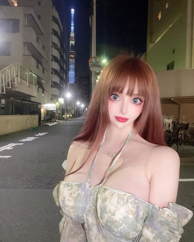 Banyak orang yang ingin punya wajah bak boneka. Tapi daripada Barbie, seorang wanita asal Jepang terobsesi tampil seperti boneka Perancis. Selebgram yang dikenal sebagai Vanilla Chamu itu pun bikin takjud dengan transformasinya.Foto: Instagram Vanilla Chamu