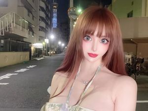 Foto Wanita Terobsesi Jadi Boneka Perancis, Operasi Payudara Sampai Ukuran M