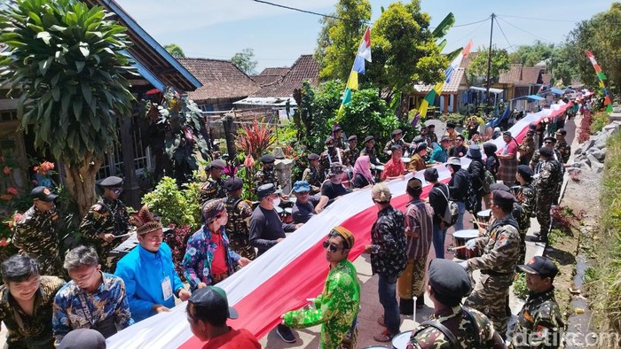 Warga Dusun Senden, Desa Batur, Getasan, Kabupaten Semarang, yang berada di lereng Gunung Merbabu membentangkan bendera Merah Putih sepanjang 1.000 meter, Senin (19/9/2022). Warga Dusun Senden, Desa Batur, Getasan, Kabupaten Semarang, yang berada di lereng Gunung Merbabu membentangkan bendera Merah Putih sepanjang 1.000 meter, Senin (19/9/2022).