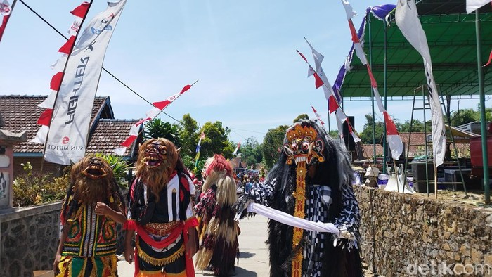Warga Dusun Senden, Desa Batur, Getasan, Kabupaten Semarang, yang berada di lereng Gunung Merbabu membentangkan bendera Merah Putih sepanjang 1.000 meter, Senin (19/9/2022).